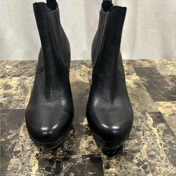 UGG Carberry Black Leather Studded Platform Heel Chunky Boots US11/EUR42 EUC - Picture 2 of 9